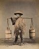 Водонос. Крашенная вручную японская альбуминовая фотография эпохи Мэйдзи (1868-1912). 