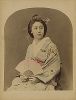 Девушка с раскрытым веером. Крашенная вручную японская альбуминовая фотография эпохи Мэйдзи (1868-1912). 