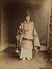 Синтоистский священник в каригину, эбоси и с веером тюкэй. Крашенная вручную японская альбуминовая фотография эпохи Мэйдзи (1868-1912). 