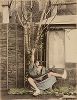Трус. Сцена с привидением на стене дома. Крашенная вручную японская альбуминовая фотография эпохи Мэйдзи (1868-1912). 