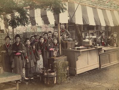 Девушки в чайном домике. Крашенная вручную японская альбуминовая фотография эпохи Мэйдзи (1868-1912). 