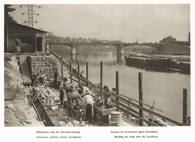 Земляные работы после половодья. Лист 98 из альбома "Москва" ("Moskau"), Берлин, 1928 год
