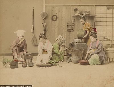 Приготовление обеда с участием пяти женщин. Крашенная вручную японская альбуминовая фотография эпохи Мэйдзи (1868-1912). 
