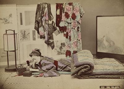 Девушка, читающая перед сном. Крашенная вручную японская альбуминовая фотография эпохи Мэйдзи (1868-1912). 