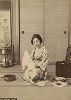 Утренний туалет девушки. Крашенная вручную японская альбуминовая фотография эпохи Мэйдзи (1868-1912). 