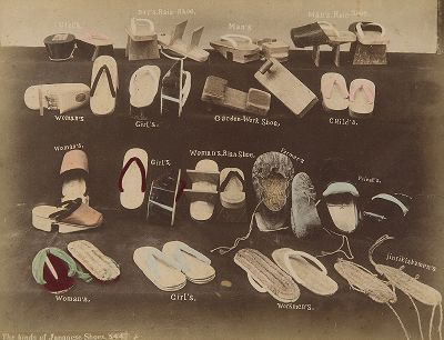 Традиционная японская обувь. Крашенная вручную японская альбуминовая фотография эпохи Мэйдзи (1868-1912). 