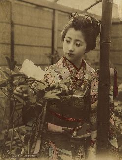 Девушка в саду. Крашенная вручную японская альбуминовая фотография эпохи Мэйдзи (1868-1912). 