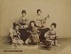 Женщины, играющие на традиционных японских музыкальных инструментах. Крашенная вручную японская альбуминовая фотография эпохи Мэйдзи (1868-1912). 