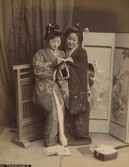 Токийские девушки. Крашенная вручную японская альбуминовая фотография эпохи Мэйдзи (1868-1912). 