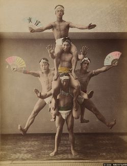 Силовые акробаты. Крашенная вручную японская альбуминовая фотография эпохи Мэйдзи (1868-1912). 