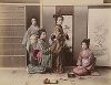 Завязывание пояса оби. Крашенная вручную японская альбуминовая фотография эпохи Мэйдзи (1868-1912). 