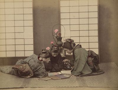 Девушки за книгами. Крашенная вручную японская альбуминовая фотография эпохи Мэйдзи (1868-1912). 