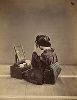Женщина, поправляющая прическу. Крашенная вручную японская альбуминовая фотография эпохи Мэйдзи (1868-1912). 