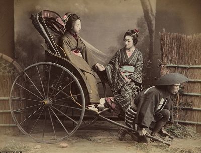 Рикша. Сцена у калитки. Крашенная вручную японская альбуминовая фотография эпохи Мэйдзи (1868-1912). 