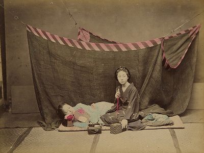 Москитная сетка. Крашенная вручную японская альбуминовая фотография эпохи Мэйдзи (1868-1912). 