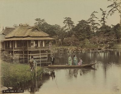 Лодочная прогулка в саду Генкюэн. Крашенная вручную японская альбуминовая фотография эпохи Мэйдзи (1868-1912). 