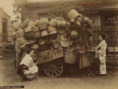 Продавец корзин. Крашенная вручную японская альбуминовая фотография эпохи Мэйдзи (1868-1912). 