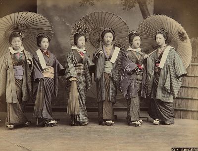 Певицы. Крашенная вручную японская альбуминовая фотография эпохи Мэйдзи (1868-1912). 