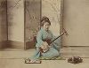 Играющая на сямисэне. Крашенная вручную японская альбуминовая фотография эпохи Мэйдзи (1868-1912). 