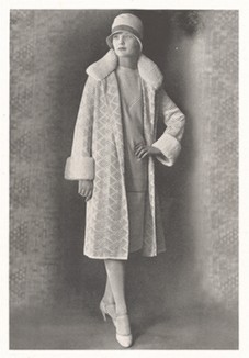Элегантное пальто и шляпка по моде 1920-х годов. 