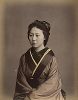 Женщина в кимоно с черным поясом. Крашенная вручную японская альбуминовая фотография эпохи Мэйдзи (1868-1912). 