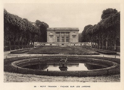 Версаль. Малый Трианон. Фасад со стороны сада. Фототипия из альбома Le Chateau de Versailles et les Trianons. Париж, 1900-е гг.