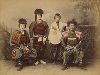 Актеры в костюмах самураев. Крашенная вручную японская альбуминовая фотография эпохи Мэйдзи (1868-1912). 