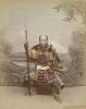 Актер в роли старого бородатого генерала с копьем. Крашенная вручную японская альбуминовая фотография эпохи Мэйдзи (1868-1912). 