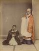 Духовный наставник и послушник. Крашенная вручную японская альбуминовая фотография эпохи Мэйдзи (1868-1912). 
