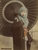 Девушка с зонтом дзяномэ-гаса. Крашенная вручную японская альбуминовая фотография эпохи Мэйдзи (1868-1912). 