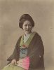 Девушка с полураскрытым веером. Крашенная вручную японская альбуминовая фотография эпохи Мэйдзи (1868-1912). 