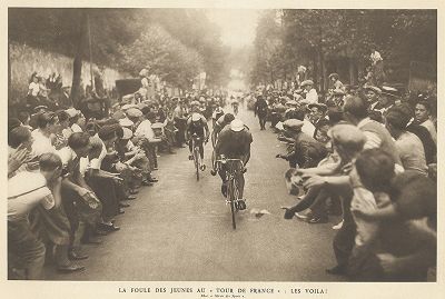 Болельщики и велогонщики во время одного из этапов Тур де Франс. Les cyclisme, Париж, 1935