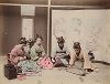 Четыре девушки занимаются шитьем. Крашенная вручную японская альбуминовая фотография эпохи Мэйдзи (1868-1912). 