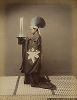 Синтоистский священник с вином для подношения богам. Крашенная вручную японская альбуминовая фотография эпохи Мэйдзи (1868-1912). 
