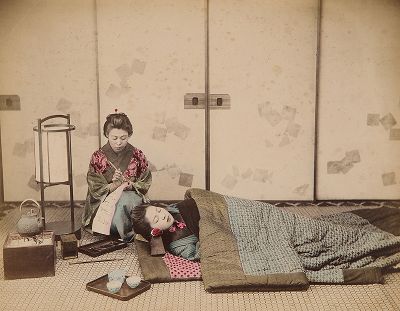 Две девушки в интерьере. Крашенная вручную японская альбуминовая фотография эпохи Мэйдзи (1868-1912). 